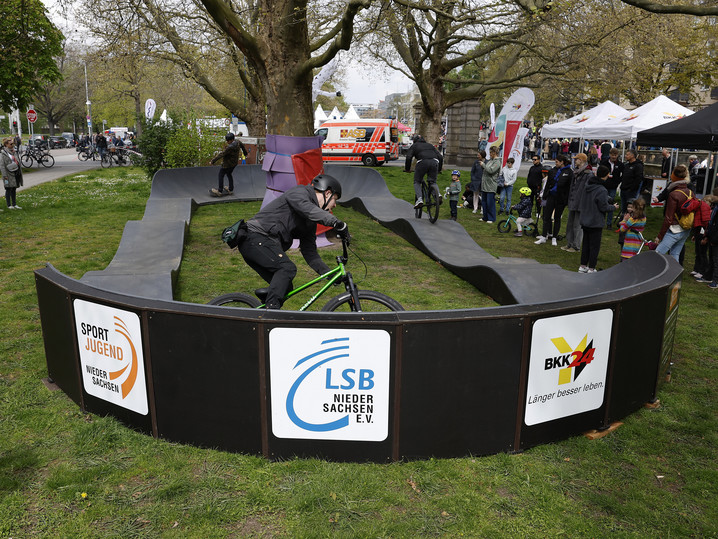 Pumptrack mit Radfahrer