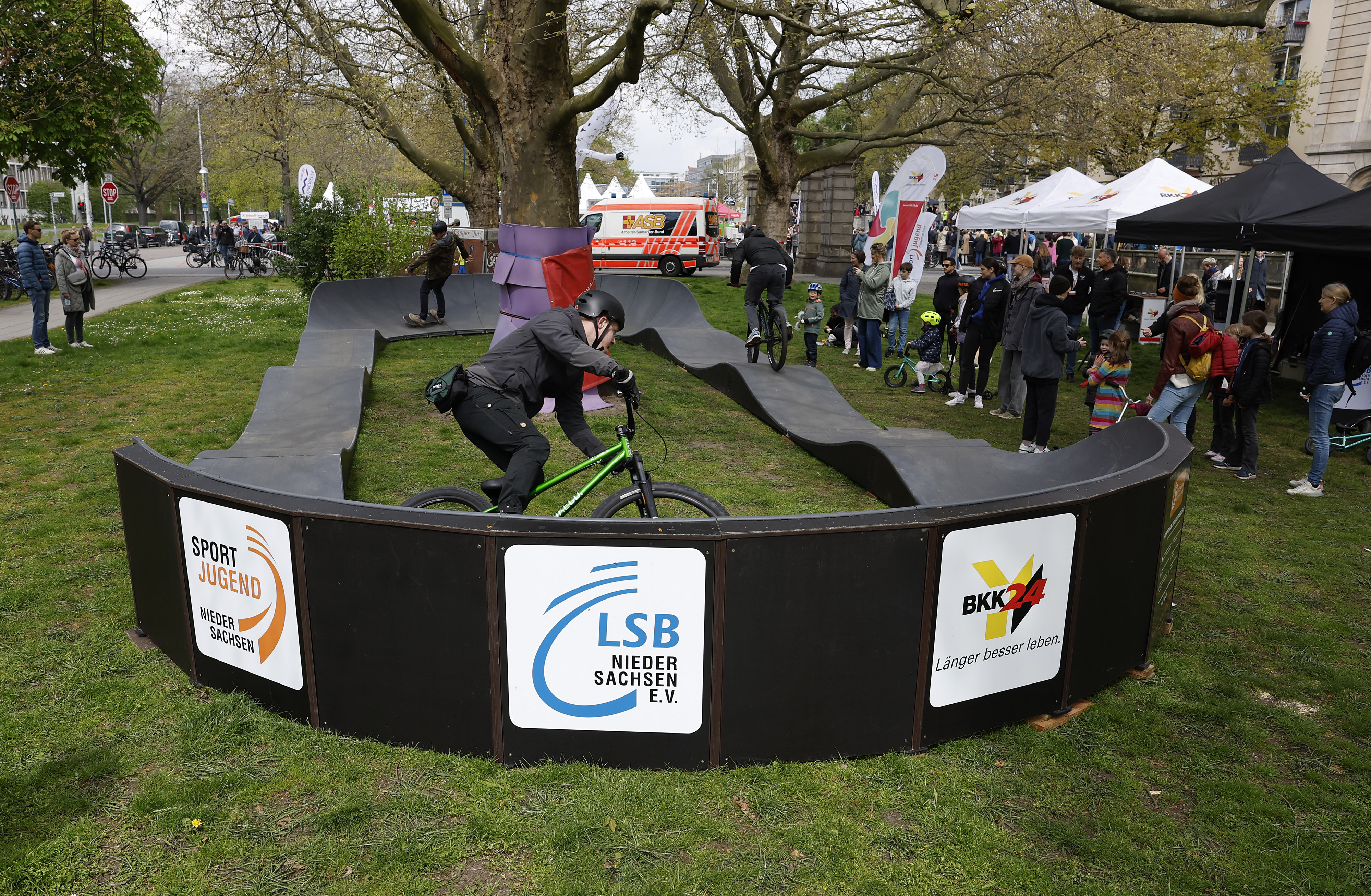 Pumptrack mit Radfahrer